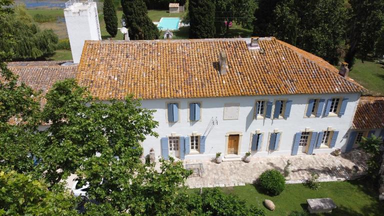 Mas du Versadou, dans un espace naturel protégé, piscine couverte chauffée toute l'année, Spa et salle de jeux - B&B Saint-Gilles