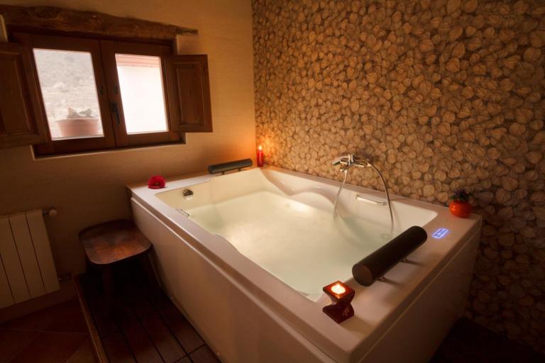 romantic house for 2 or 4 people with jacuzzi - B&B Laroya