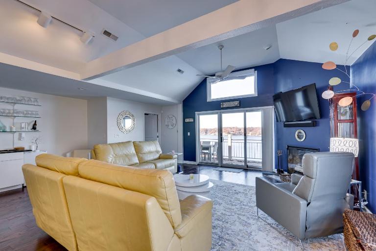 Boat Slip & Water Views: Lake Ozark Condo - B&B Lake Ozark
