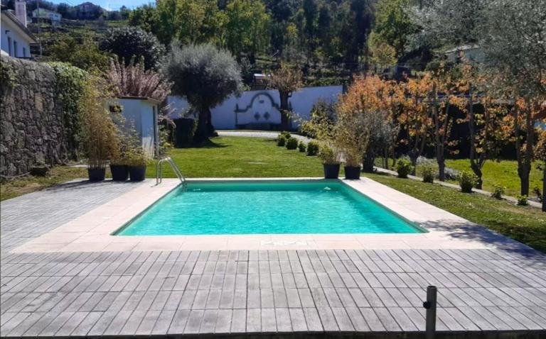 Beautiful villa in Póvoa de Lanhoso with pool and garden - B&B Póvoa de Lanhoso