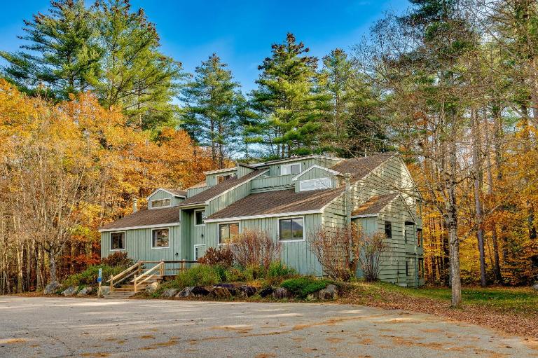 Spacious Bartlett Condo w/ Balconies & Pool! - B&B Bartlett
