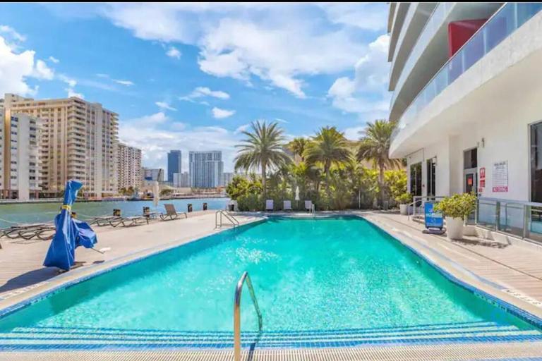 Ocean Views - Pool & Gym - Pet Friendly - Close to Beach - B&B Hallandale Beach