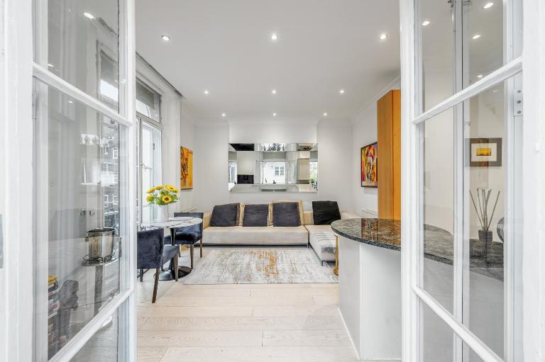 Beautiful One Bedroom Flat in Knightsbridge - Bed and Breakfast Londen