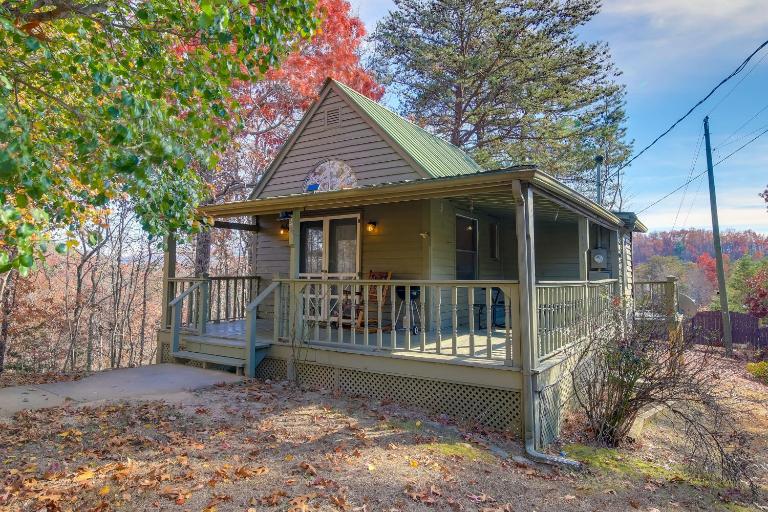 'Faith Cabin' in Cosby: Fire Pit + Covered Deck - B&B Cosby
