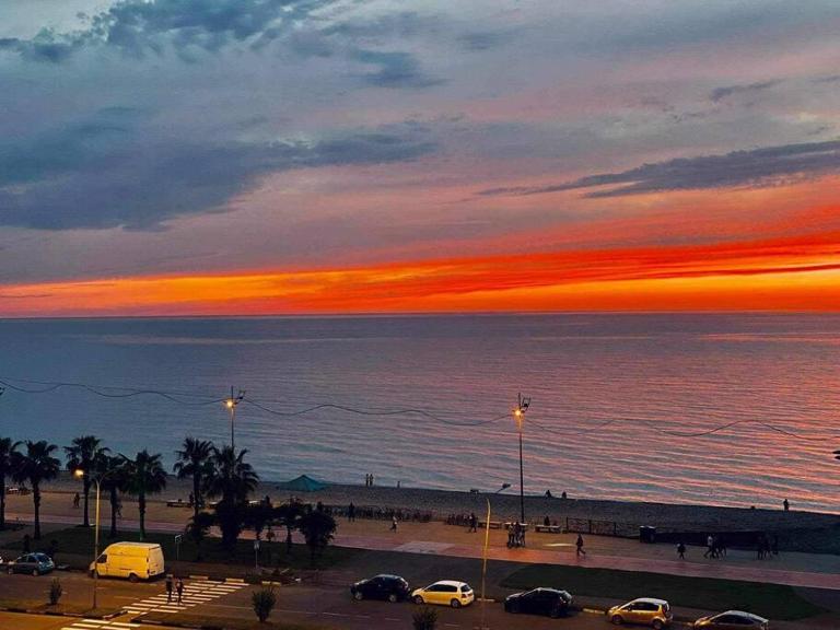 Beachfronts Cando with Balcony & Sunset Location - B&B Batum