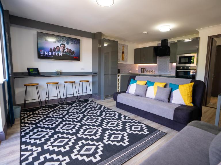 Penthouse 3 Bed, Large HotTub Long stay Discount - Ferienwohnung Brookwood
