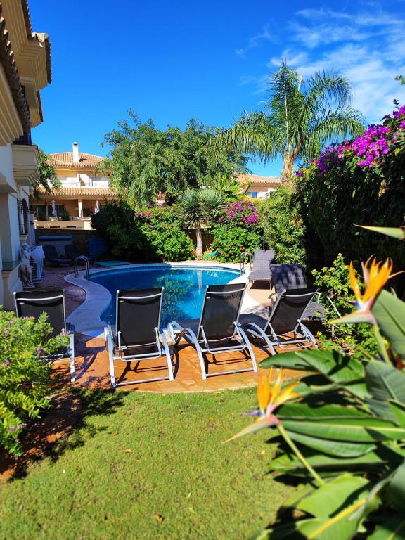 VILLA RIVIERA CON PISCINA PRIVADA JUNTO AL CAMPO DE GOLF - Ferienwohnung Mijas Costa