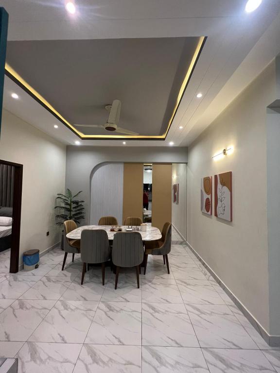 Travellers Heaven 3BR APT DHA PHASE VI Nishat Commercial - B&B Karachi