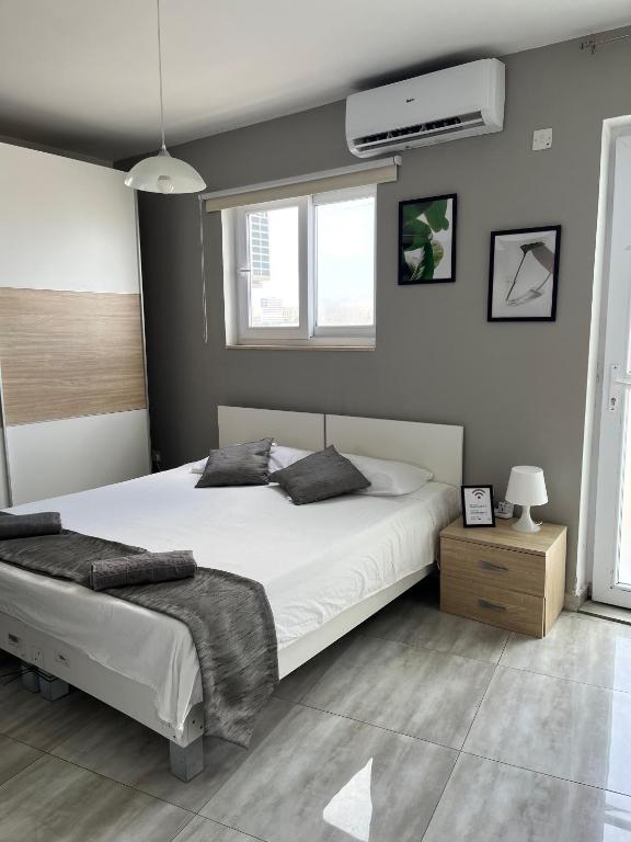 F5 Room 1, Private Double room with private bathroom and balcony in shared Flat - B&B Msida