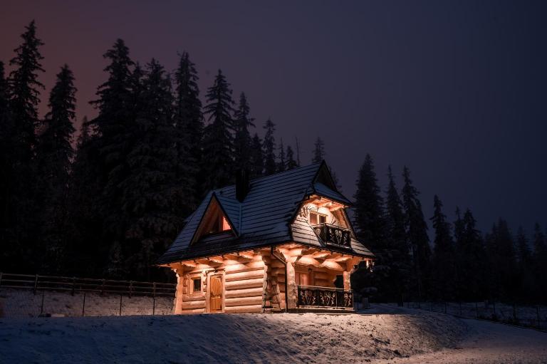 Legenda Lasu - drewniany domek w górach z jacuzzi, przy stoku narciarskim Kotelnica, Białka Tatrzańska, w pobliżu Term Bania - Bed and Breakfast Groń