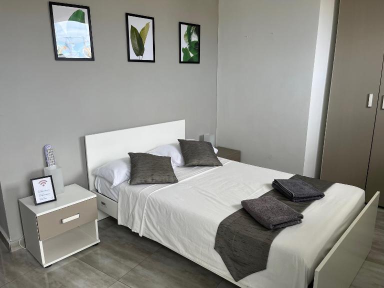 F6 Room 1, Private Room one small double bed shared bathroom in shared Flat - B&B Msida