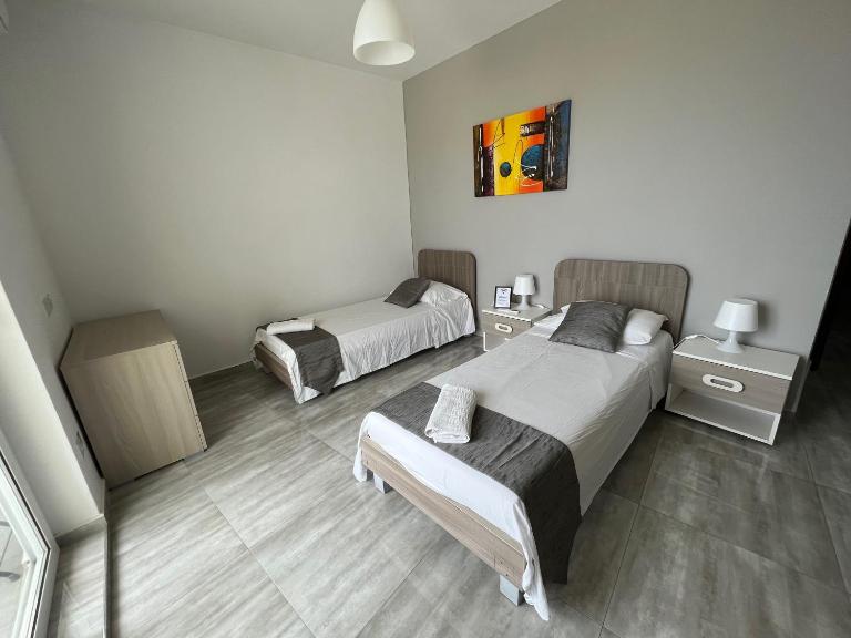 F8 Room 3, Private Room two single beds shared bathroom in shared Flat - B&B Msida