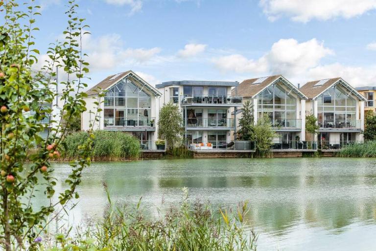 Skylark Lodge HM24 HOT TUB Lakeside Spa - Chambres d'hôtes Somerford Keynes