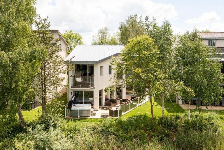 Osprey Lodge CW64 HOT TUB Lakeside Spa Property - Chambres d'hôtes Somerford Keynes