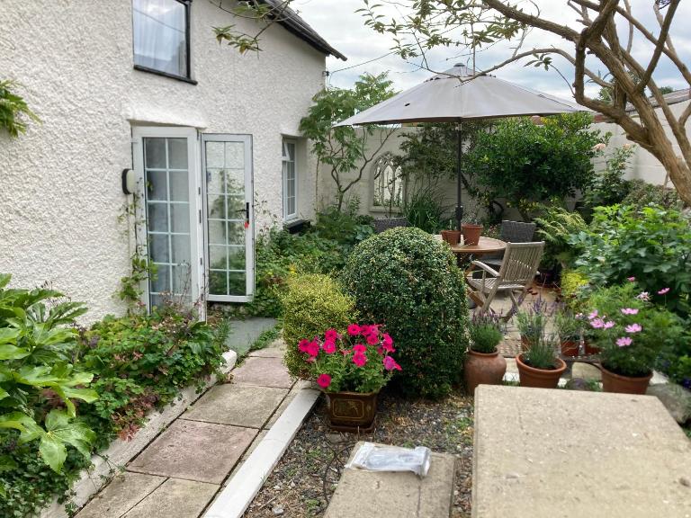 Bryntirion Farmhouse Apartment with Hot Tub - B&B Llanfair Caereinion