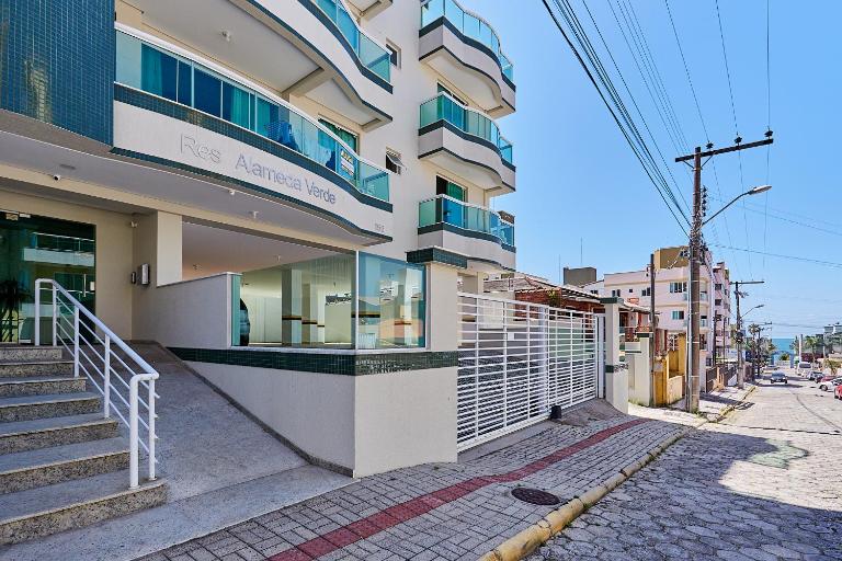 018 - Apartamento com 4 Dormitórios Centro de Bombinhas- Garagem para 3 Carros - B&B Bombinhas