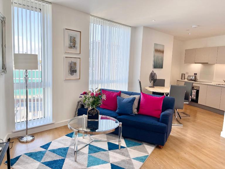 Urban Gateway Spacious Apartment with free parking - Chambres d'hôtes Bracknell