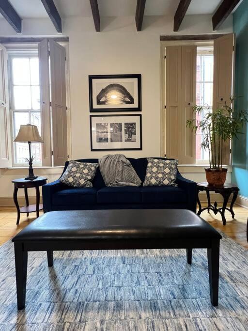 Chic Two-Bedroom Apartment on Camp St, New Orleans - B&B New Orleans