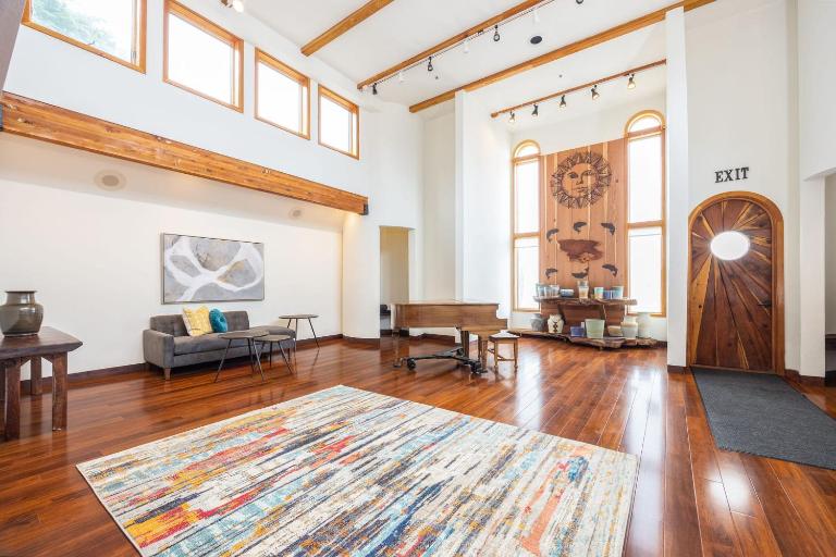 Seaside Art Gallery Loft Inspire Your Creativity with Breathtaking Views! - B&B Half Moon Bay