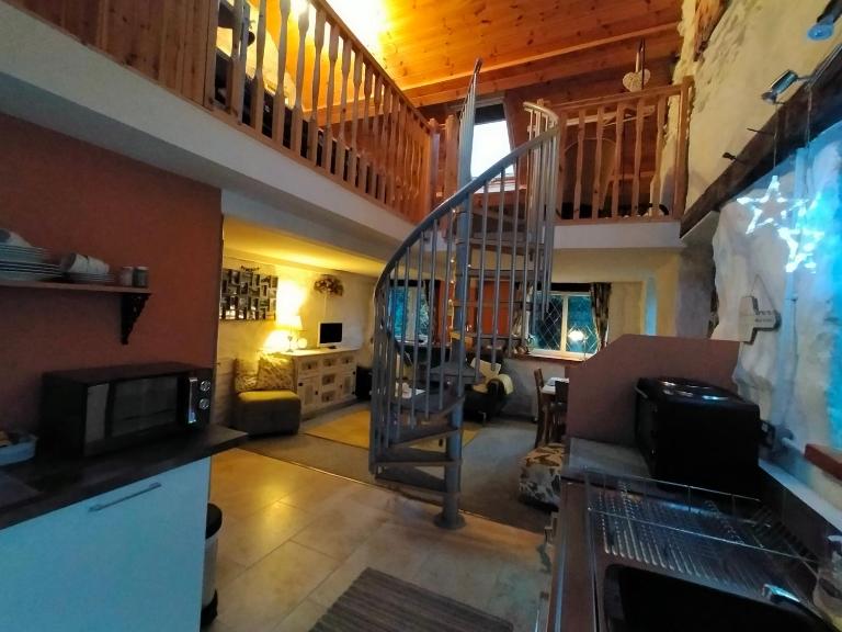 Yr Hen Efail - Quirky Old Smithy cottage near forest walks, cycling & lakes - B&B Garthbeibio