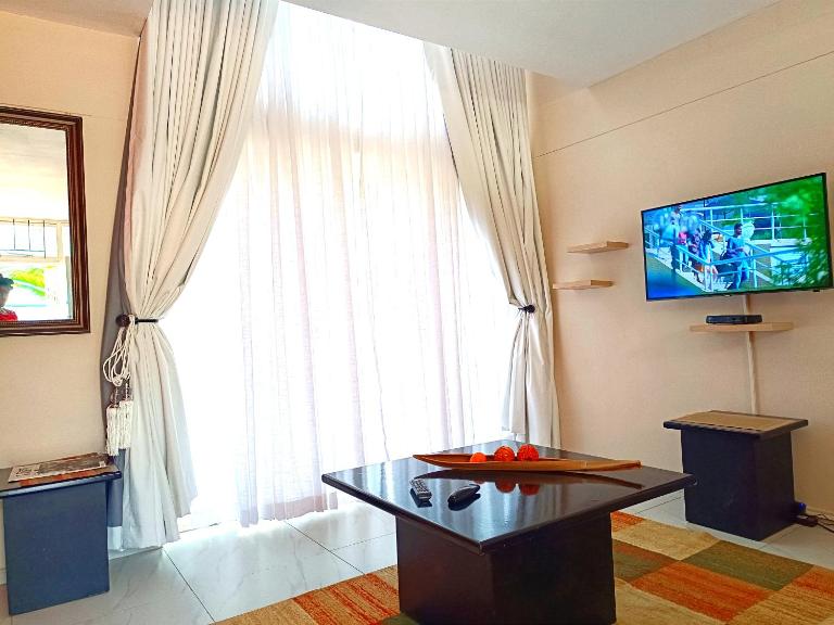 New 1 Bed Apartment 3mins walk to New 1 bed shops Only has 1 extra king bed - B&B Harare