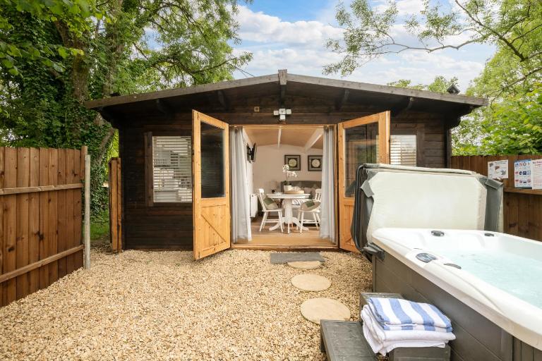 Hazel Tree Hut - Cosy Woodland Cabin with Private Hot Tub - B&B Blandford Forum