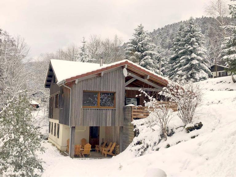 Chalet confortable, proche des pistes de ski, avec jardin, terrasses couvertes et Wi-Fi à La Bresse - FR-1-589-86 - Bed and Breakfast La Bresse