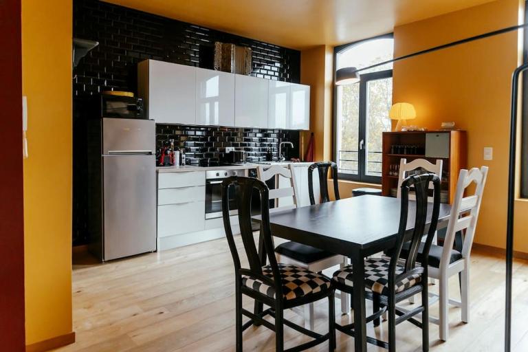 Le rétro chic - Grand Duplex pour 6 dans le centre - B&B Liège