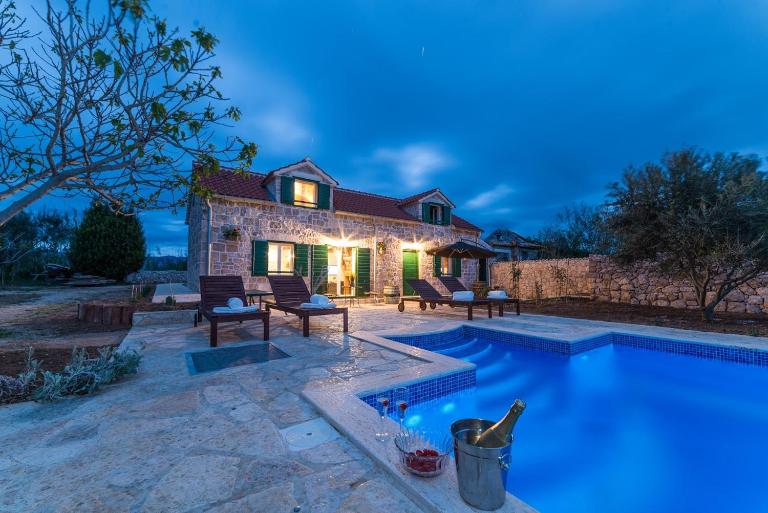 Romantic mediterranean villa with pool near sandy beach by Traveler tourist agency Krk ID 2167 - Chambres d'hôtes Privlaka