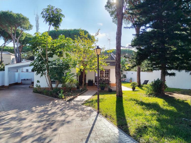 Villa Verde con Piscina a 800m de la Playa by Chiclana Dreams - B&B Chiclana