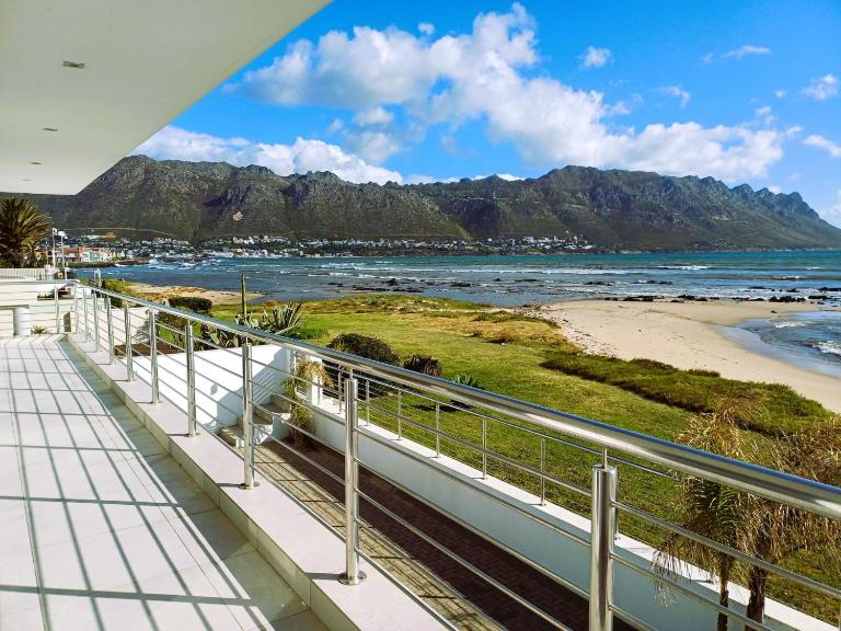 'Antilles'- 6 Bedroom Luxury Villa On The Beach, Sleeps 12 - B&B Gordon’s Bay