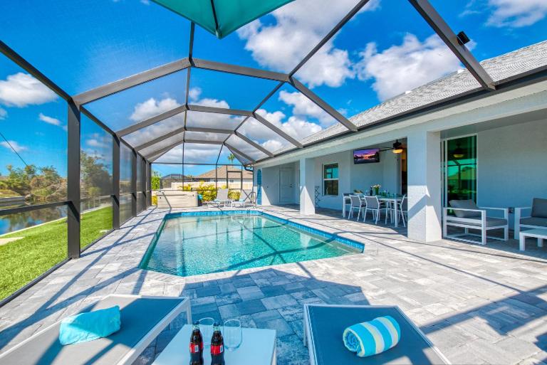 VILLA APOLLO - 3,5 BEDS - 2,5 BATHS - 8 GUESTS - WATERVIEW & POOL/SPA - INCL. 10% OFF BOAT RENTAL - Chambres d'hôtes Cape Coral