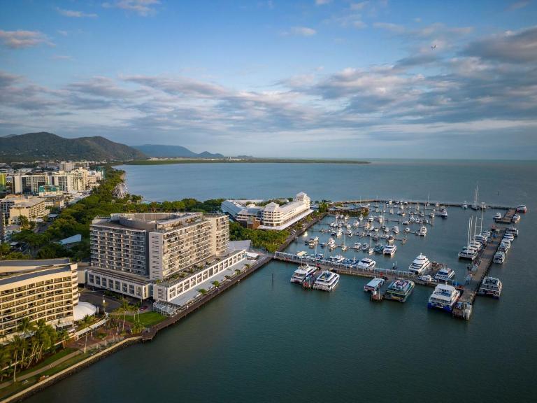 Belle Escapes - 405 Harbour Lights - B&B Cairns