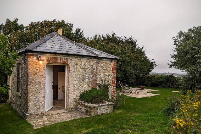 The Lookout: Cosy Compact Cottage - B&B Totland