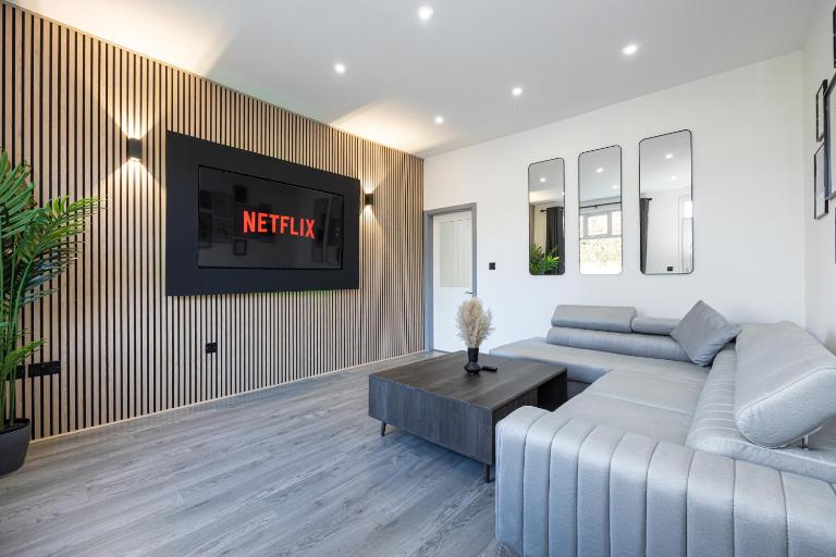 Bolton 2BR Cinema House, Free Parking, Fast WiFi, Comfortable Stay - B&B Bolton