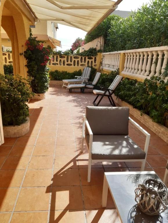 Adosado/casa con terraza y buhardilla. Playa El Perelló - B&B El Perelló