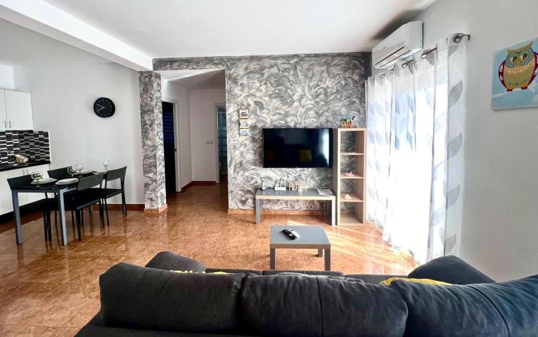 DAISAL APARTMENT - 2 bedroom apartment with balcony near the beach & city center - B&B Santa Maria