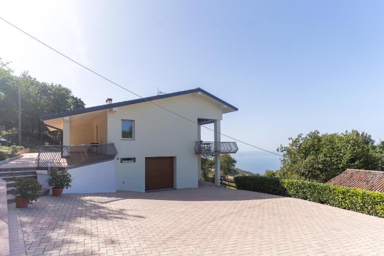 Lake Garda View Villa for Groups 4BR, 3 Baths, Garden & BBQ - B&B San Zeno di Montagna
