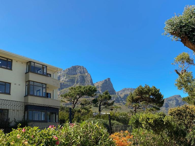 Sundrenched 2 bed 2 bath apartment + sea views - B&B Cape Town