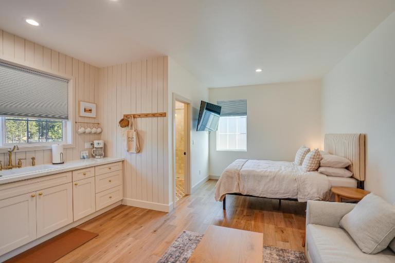Modern Studio in Bend ~ 3 Mi to Sunriver Resort! - Ferienwohnung Bend