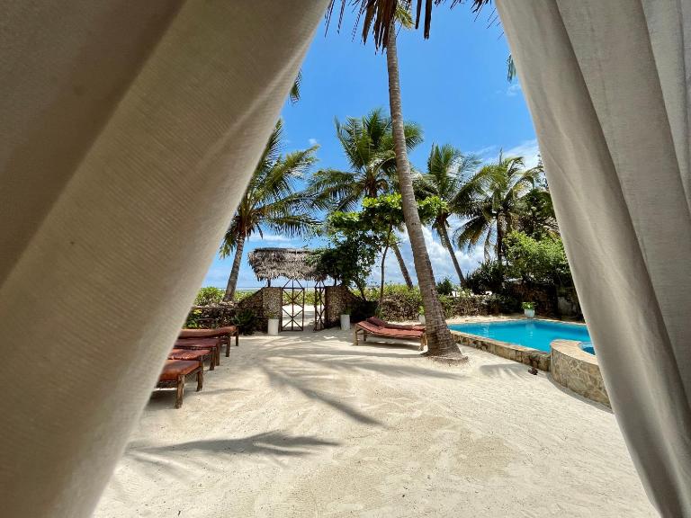 Villa Kipara - Beachside - Private Pool & Jacuzzi - B&B Pwani Mchangani