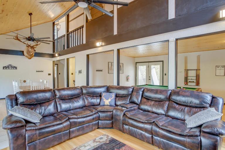 Ruidoso Cabin Retreat w/ Multi-Level Deck - Chambres d'hôtes Ruidoso