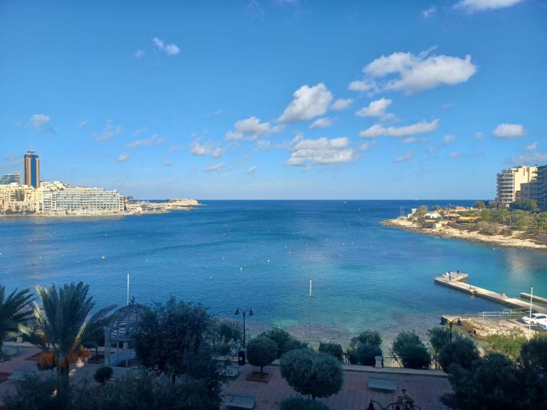 Beautiful Sliema Seaview Apt - B&B Sliema