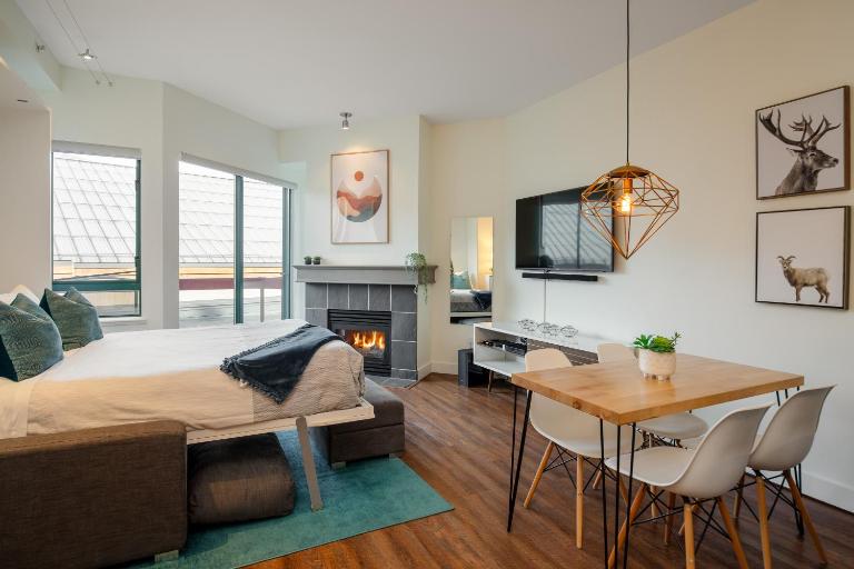 Studio in Market Pavilion, Private Balcony, Common Hot Tub, Epic Village Location, Parking - B&B Whistler