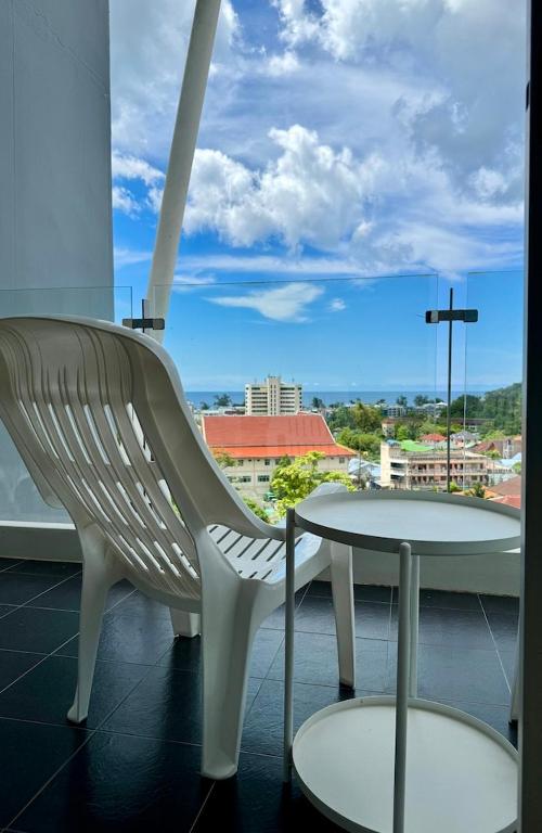 Thawi Studio with Sea View in Chic Condo - Ferienwohnung Karon Beach