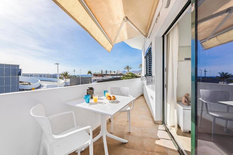 Home2Book Modern Apt Puerto del Carmen, Terrace - Chambres d'hôtes Puerto del Carmen