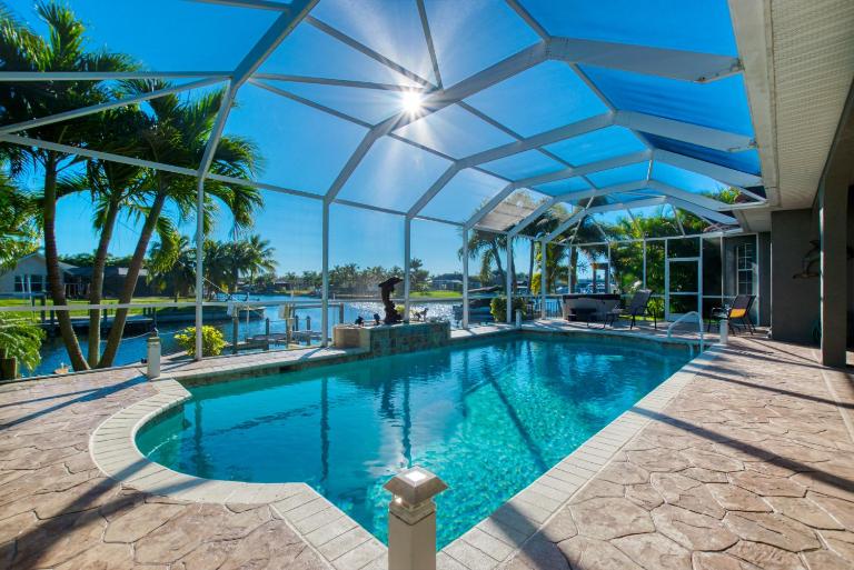 VILLA SUENO AMERICANO - 3 BEDS - 3 BATHS - 6 GUESTS - GULF ACCESS & POOL/SPA - INCL.10%OFF BOAT RENTAL - B&B Cape Coral