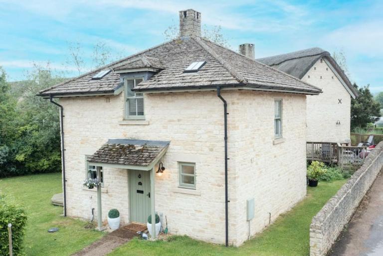 Badgers Lodge MV37 Lakeside Spa Property - Chambres d'hôtes Somerford Keynes