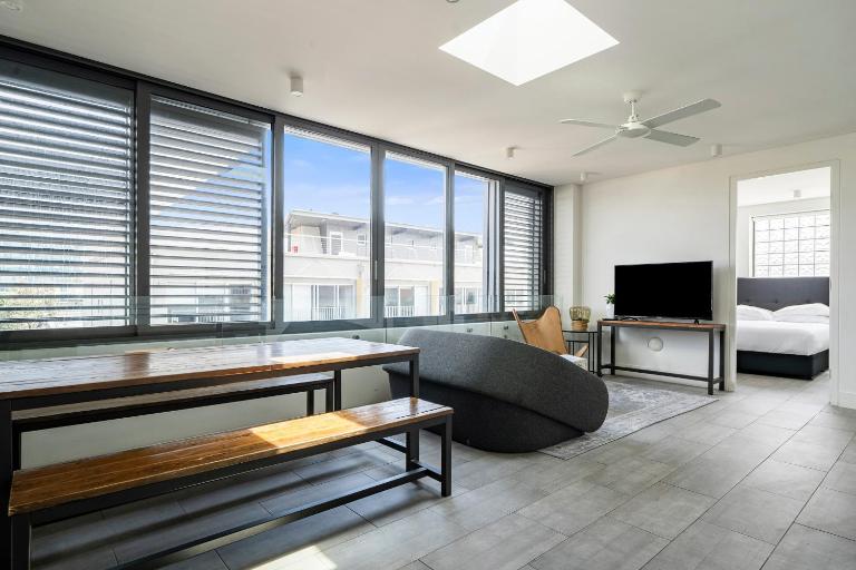 Radiant 2BR Top-Level Unit with Wi-Fi near Bondi Beach - B&B Sydney