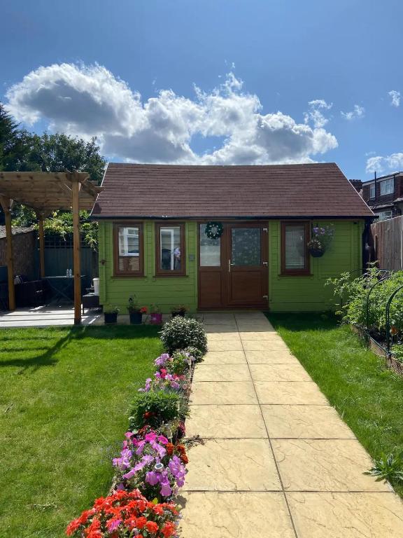 Charming Private Guest House - B&B Enfield